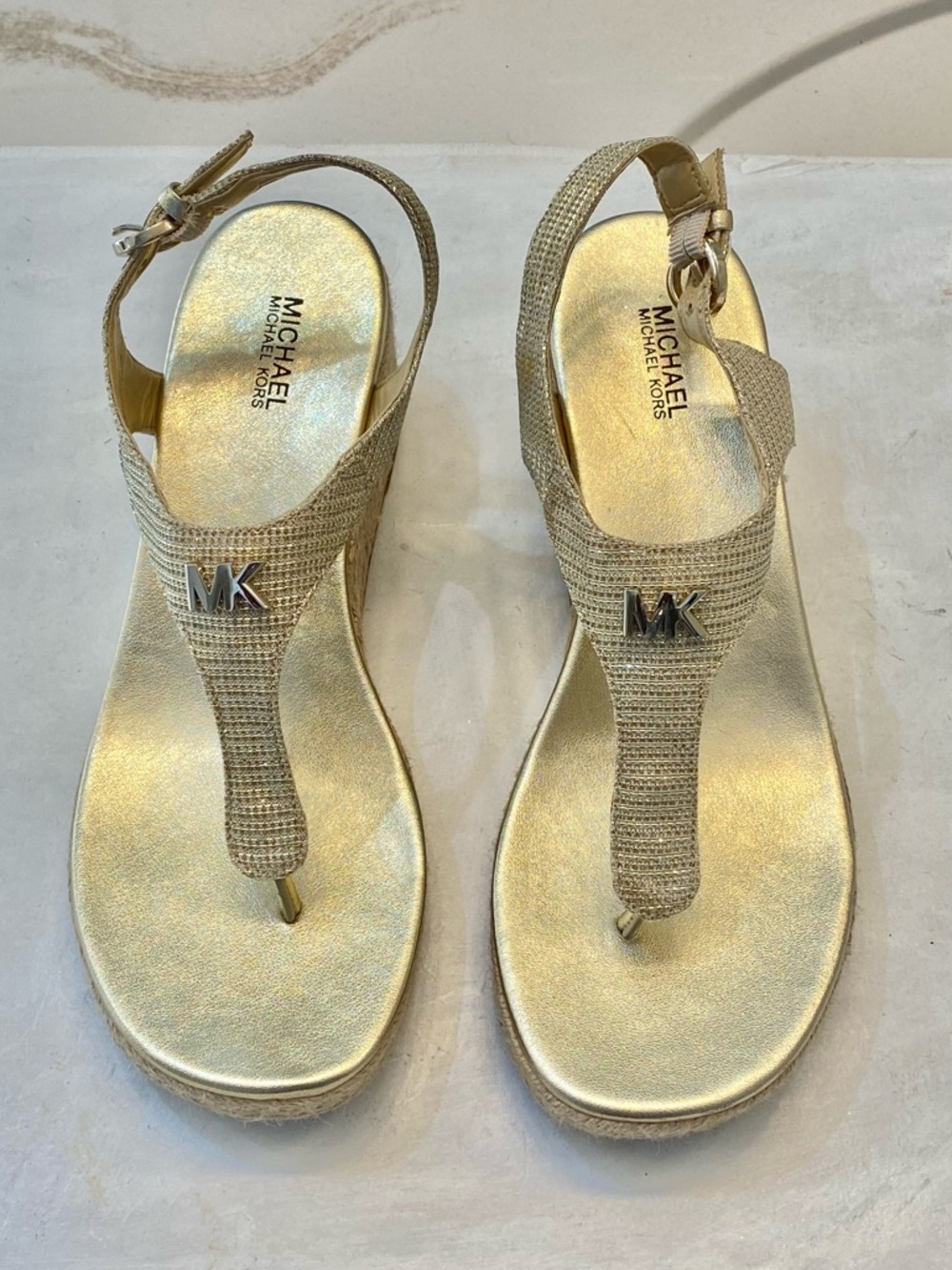 Michael KORS Laney thongs wedges Sandal Size 7.5M great condition